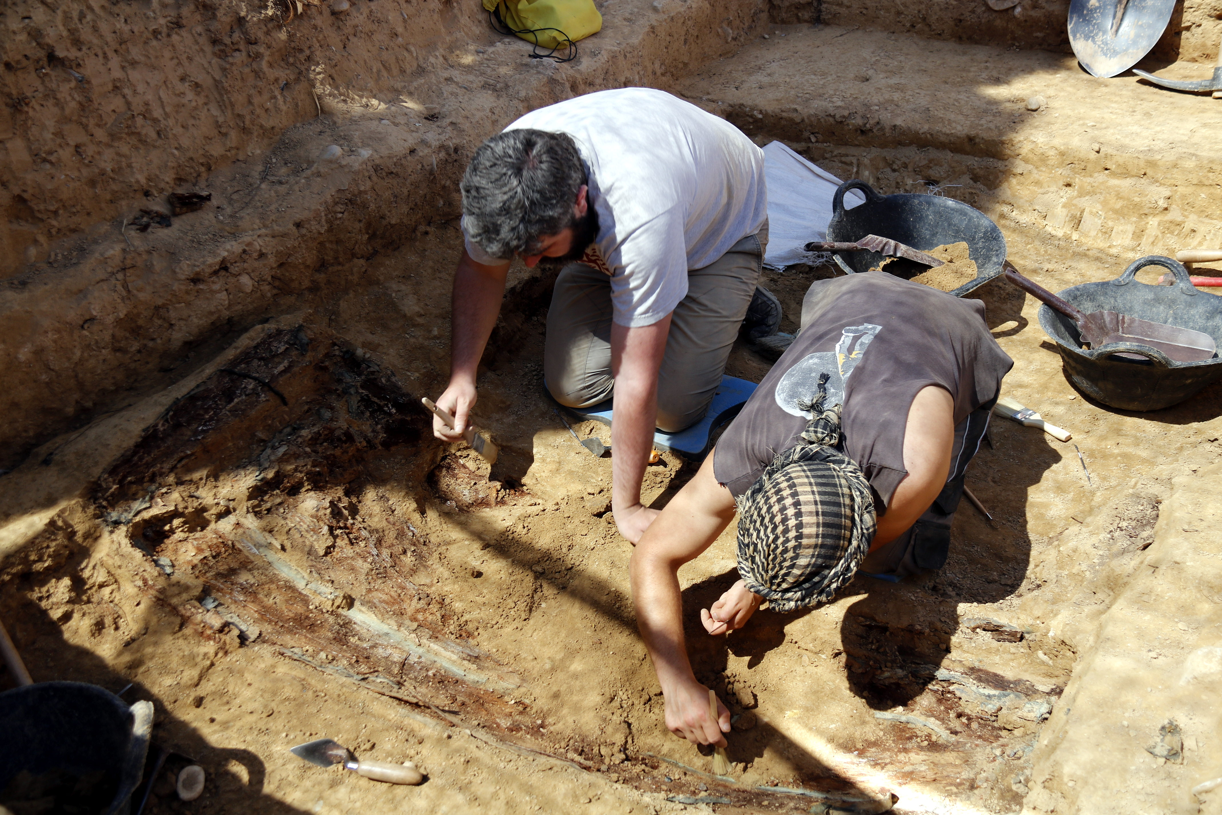 Archeologists at work digging up a Civil War mass grave in Alguaire, Lleida (Oriol Bosch/ACN)